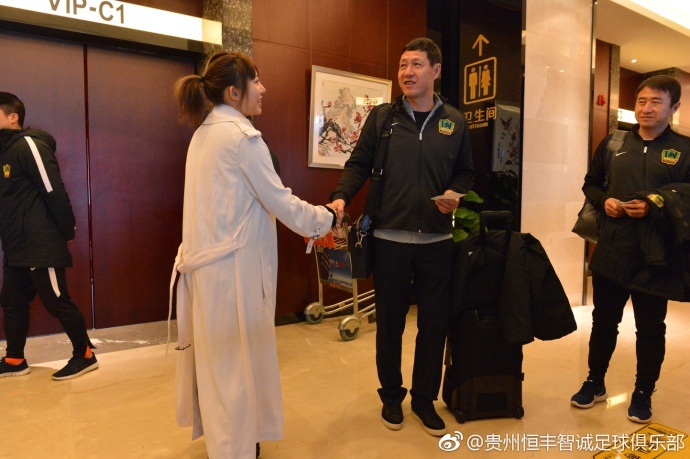 我们紧随前面一艘船向珊瑚礁划过去，我感到湍急的水流把我们的小船冲向岛屿，眼前看到的是排山倒海的巨浪冲刷过去，浪头高达2到3米。